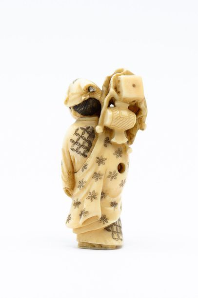 JAPAN
NETSUKE in ivory carved with polychrome...