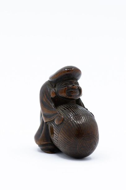 JAPAN
Netsuke in carved wood representing...
