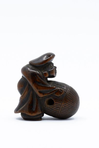JAPAN
Netsuke in carved wood representing...