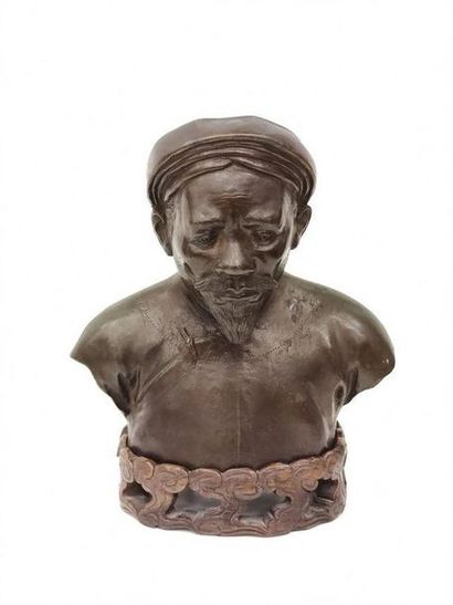VIETNAM - XXth
Bronze bust with brown patina,...