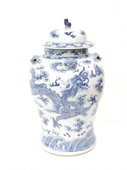 CHINA - 19th century
Porcelain vase decorated...