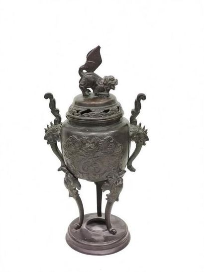 CHINA XIXth CENTURY 
Bronze perfume burner...