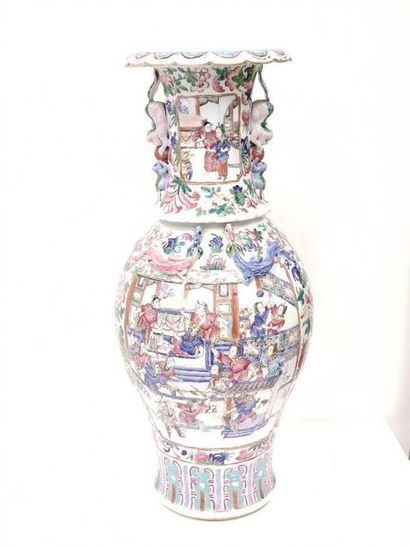 CHINA - CANTON - XXth 
Large porcelain baluster...