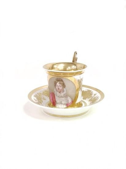 PARIS
Tasse et sa soucoupe, à décor polychrome...