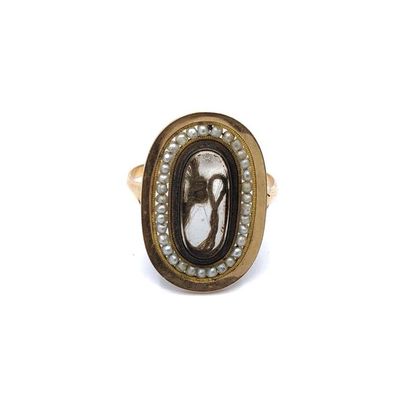 Oval ring in 750° yellow gold decorated with...