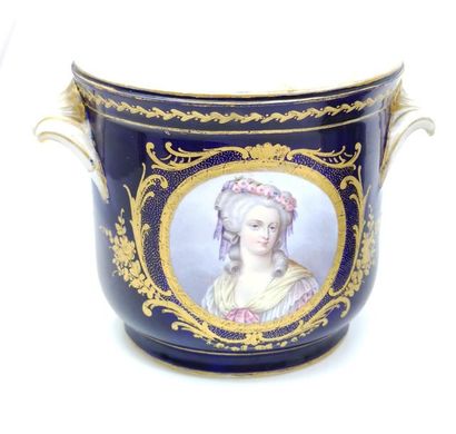 SEVRES 
Paire de rafraichissoirs en faïence...