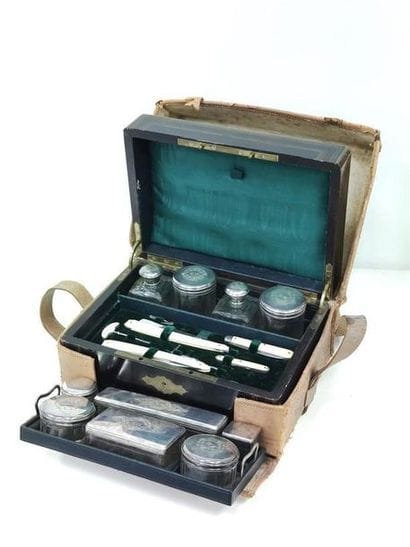 COFFRET de VOYAGE rectangulaire en placage...