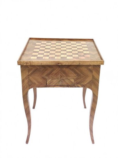 TABLE A JEUX de forme chantournée, en bois...