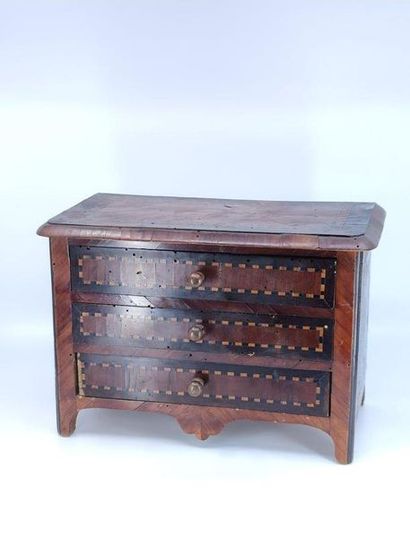 TRAVAIL FRANCAIS du XIXème SIECLE
Commode...