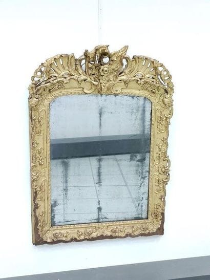 MIROIR en bois et stuc doré, le fronton à...