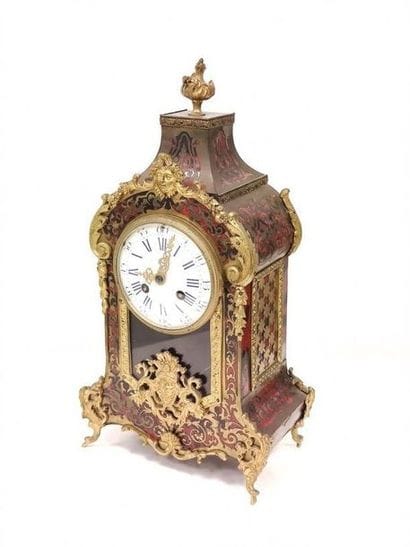 PENDULE en bois et marqueterie dans le goût...