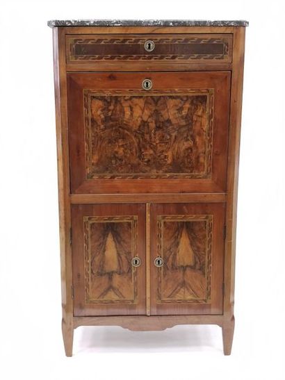 SECRETAIRE
en bois de placage de noyer, à...