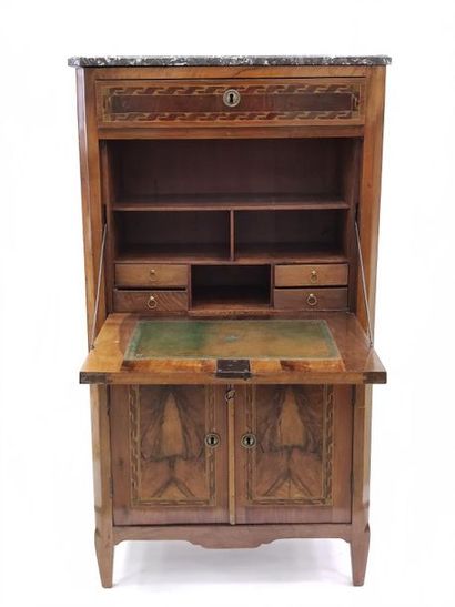 SECRETAIRE
en bois de placage de noyer, à...