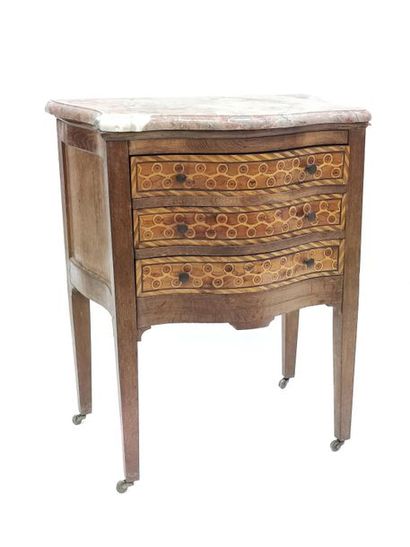 PETITE commode galbée en chêne ouvrant par...