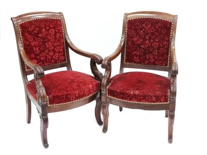 PAIRE de fauteuils à crosse en noyer teinté...