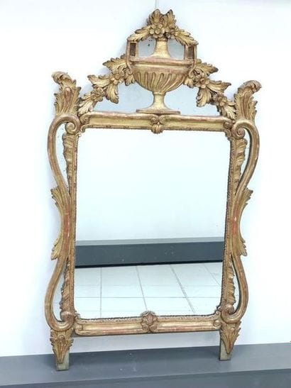 GRAND MIROIR à pare closes en bois et stuc...