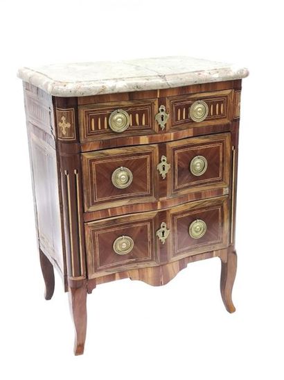 PETITE commode en bois de placage à décor...