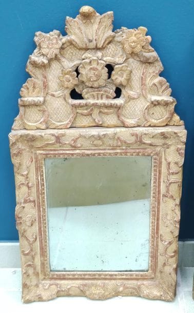 MIROIR rectangulaire en bois surmonté d'un...