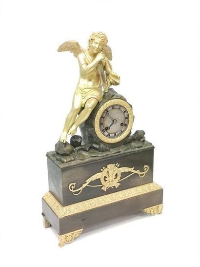 PENDULE en bronze doré reposant sur un socle...