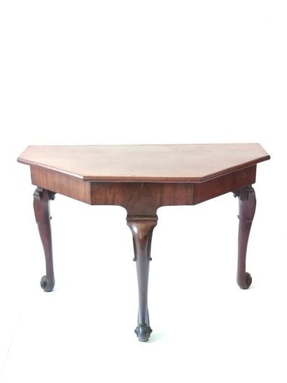 19th CENTURY ENGLISH WORK
Mahogany and mahogany...