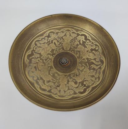 PAIR OF PRESENTERS circular gilt bronze 
on...