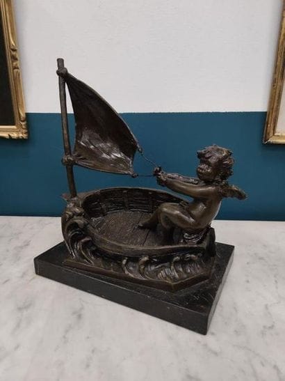 BRONZE représentant un putti dans une barque...