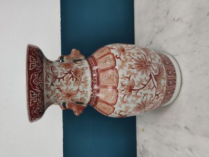 Porcelain VASE with red flower decoration
Mounted...