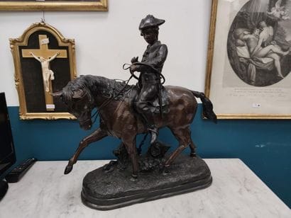 BRONZE représentant un cavalier de chasse...