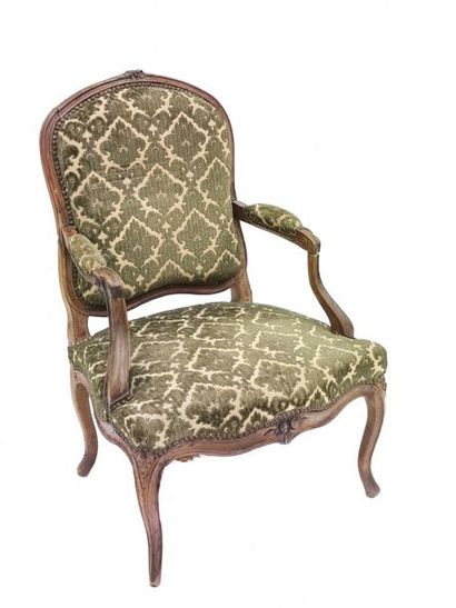 Queen's FABRIC, flat-backed, in moulded and...