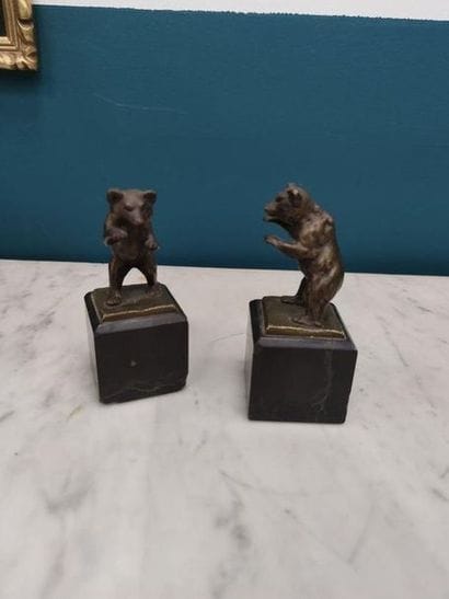 PAIRE d'ours au combat en bronze sur socle...