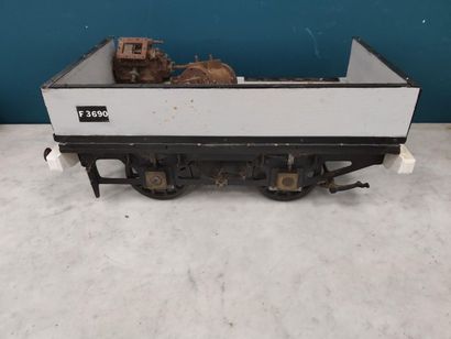 LOCOMOTIVE in sheet metal and its wagon 
(To...