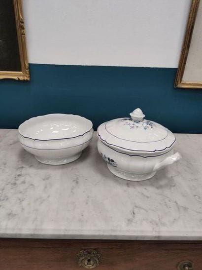 LIMOGES 
Service de table en porcelaine blanc...