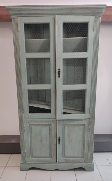 ARMOIRE en bois peint vert ouvrant par quatre...