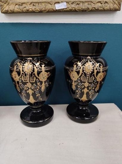 PAIRE de vase en opaline noire avec des réhauts...