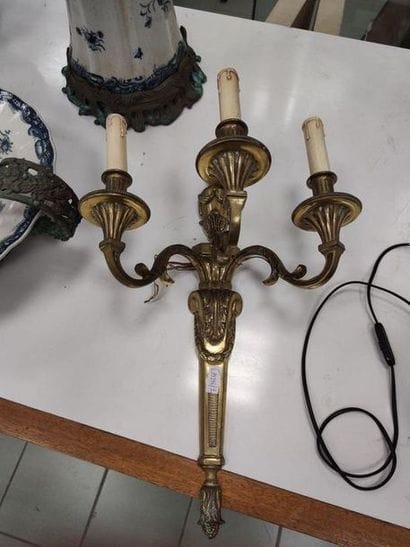 APPLIQUE en bronze doré à trois bras de lumière...