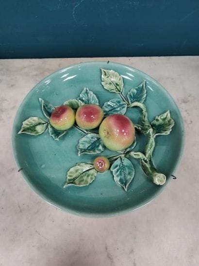 ASSIETTE en barbotine polychrome représentant...