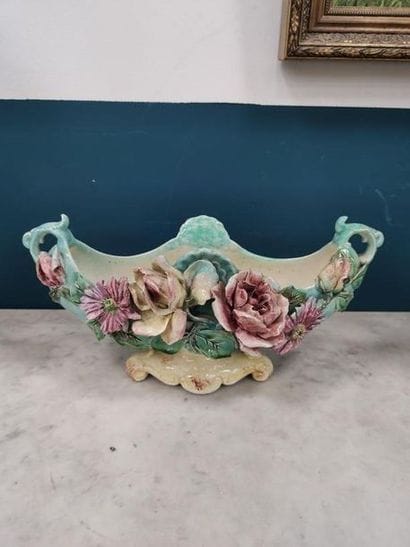 COUPE en barbotine oblong à décor de fleurs...