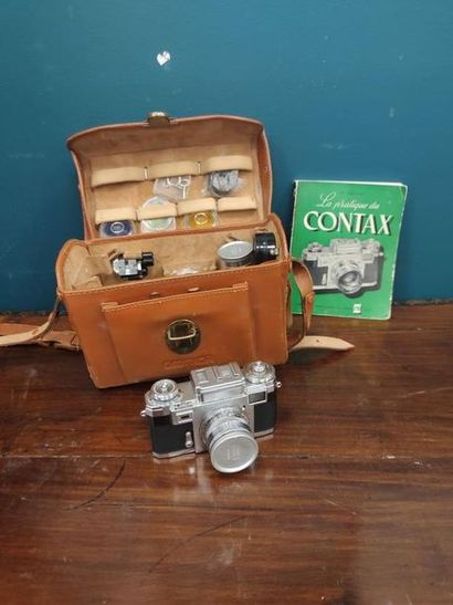 CONTAX 
Silver camera with two lenses (ZEISS),...