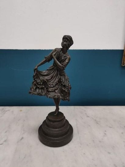 BRONZE à patine brune représentant une danseuse...