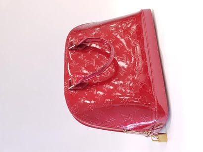 VUITTON Love Apple
Patent leather handbag...