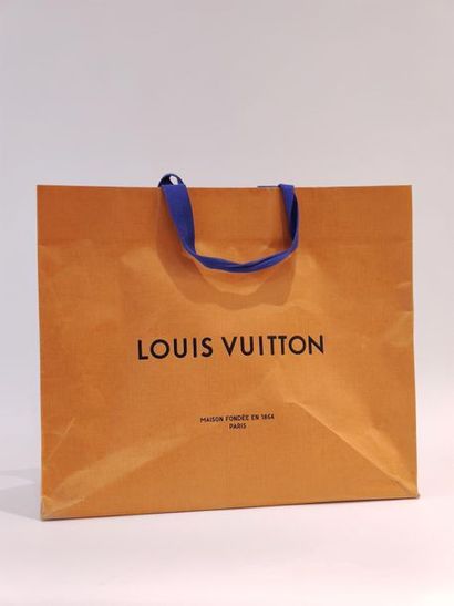 VUITTON Love Apple
Patent leather handbag...