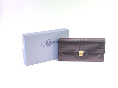 THE TANNER
Black leather wallet, gold-plated...