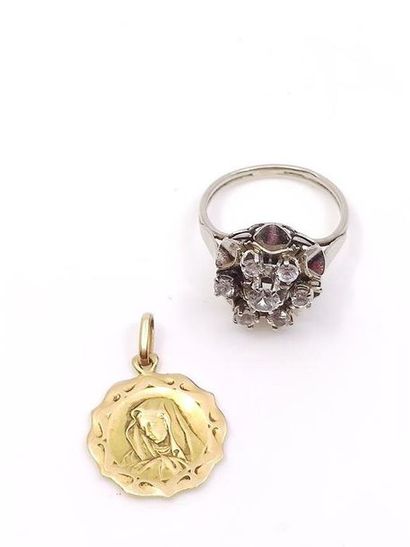 Daisy ring in 750° white gold, decorated...