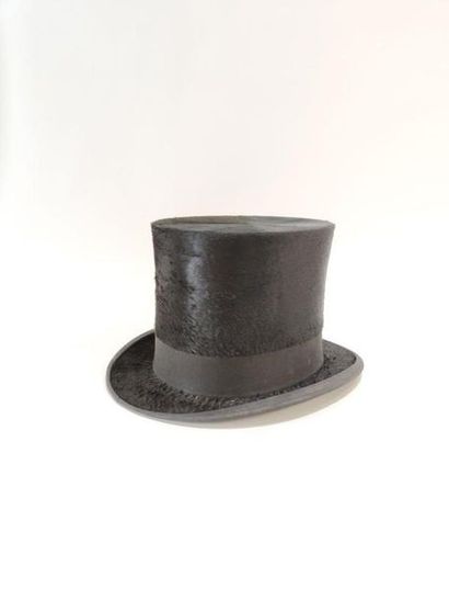 CHAPEAU haut de forme en velour noir
Dans...