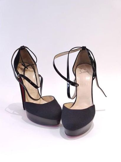 LOUBOUTIN Paire de chaussures à plateforme...