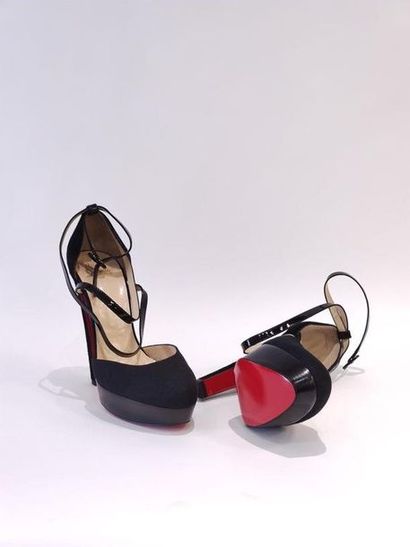 LOUBOUTIN Paire de chaussures à plateforme...