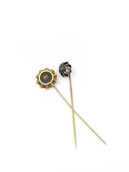 LOT of two 750° yellow gold tie pins, one...