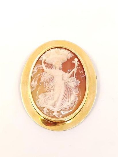 Spindle cameo shell with antique decor, 750°...