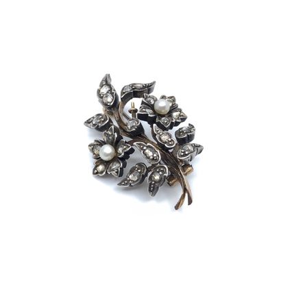 BROCHE en or et argent ornée de roses et...