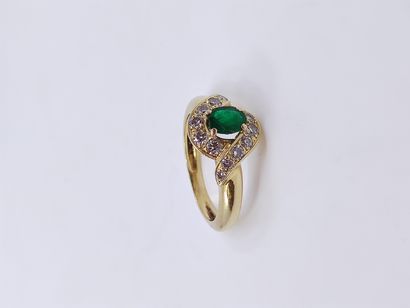 BAGUE en or jaune 750° ornée d'une emeraude...